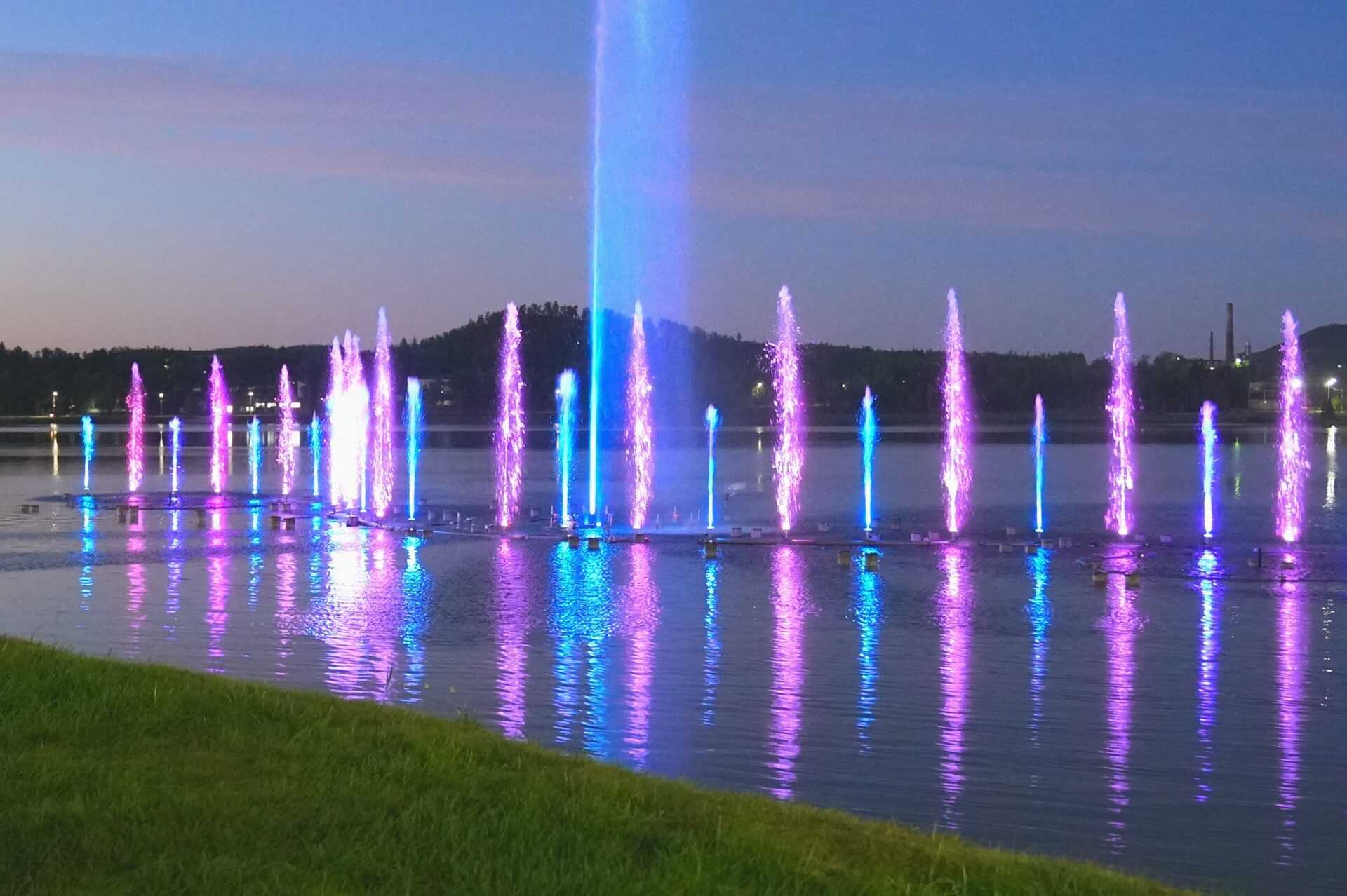 фонтаны в озере